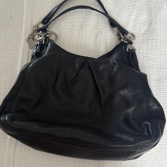 Elegant Coach  Black Leather Women's Bag - Picture 1 of 7